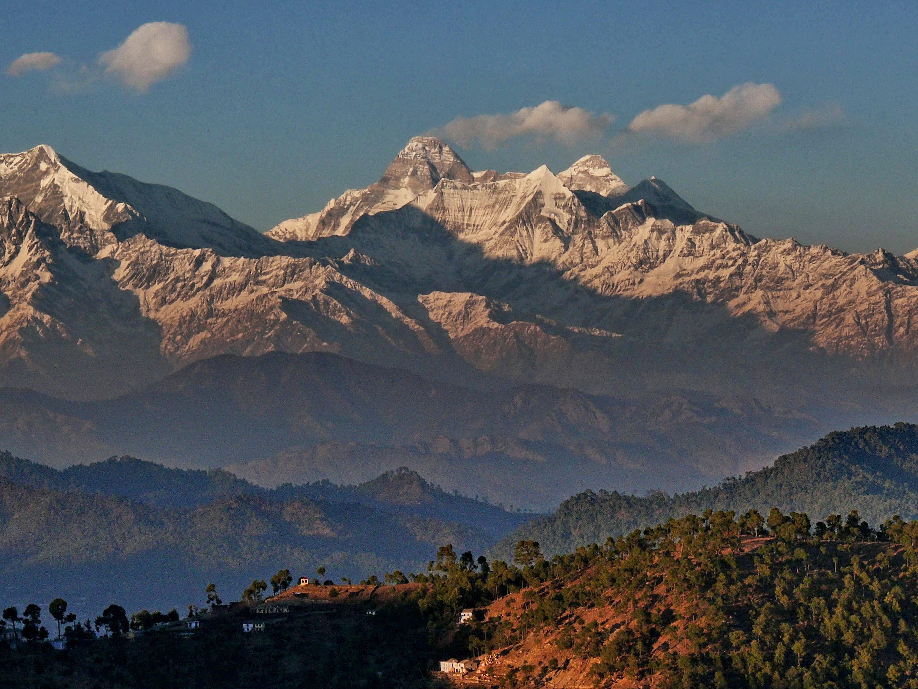 Высокие горы индии. Нанда Деви национальный парк. Гималаи Нанда Деви. Индия Долина Нанда Деви. Индия Гималаи Нанда Деви Долина цветов.
