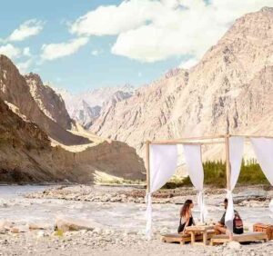 Hi-tea at Shyok river